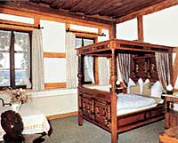 Franconian canopy bed room (Frankisches Himmelbettzimmer) with private shower / toilet en suite